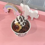 ロールアイスクリームファクトリー - チョコベース・オレオミックスイン・ミニプリン&チョコチップトッピング・ホイップソース