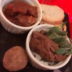 肉バル パンとサーカス - お通しの肉チョコとワイン煮。