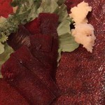 肉バル パンとサーカス - トドのルイベ。ニンニクや生姜の薬味