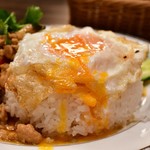 TOKYO DREAM - ガパオライスセット@税込1,000円：目玉焼き。黄身を割ってみました