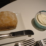 神楽坂 フレンチレストラン ラリアンス - とっっても美味しいライ麦パンとフワフワホイップバター