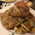 Mutter Hoppe - 料理写真:braiseknuckle of pork Mother Hoppers GroBer Latschen