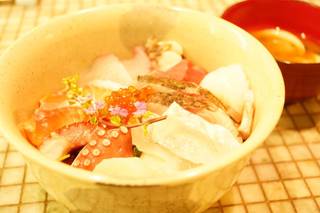 Sanchichokusouizakayayamanominato - 豪華海鮮丼ランチタイム980円味噌汁付き