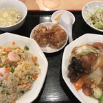 中国料理長城  - ボリューム満点な全景。
            これで800円とかすごいですよね