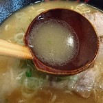 丸徳ラーメン - 刻んだニンニクがたっぷりなライトな豚骨スープ