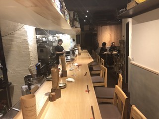 SAKE BAR DORON - カウンターの奥にテーブル席が10人分ほどあります。