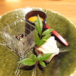 魚匠 銀平本店 - 付き出し（800円）河豚の茶碗蒸し　海老とカブラの寿司　丹波の黒豆（2019年１月）