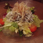 魚匠 銀平本店 - しらすサラダ（960円）シラス　レタス　水菜　ミニトマト　ジュレドレッシング（2019年１月）