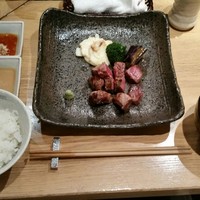鉄板焼き あおやま - 黒毛和牛ランプ鉄板焼きとご飯、味噌汁。