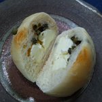 カフェむぎわらい - 生の粒こしょうとクリームチーズのぷちパン