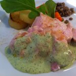 鶏むね肉のロースト、ルッコラとクリームチーズのソース