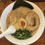 めんくみ - しょうゆめんくみ。ラーメン。
      税込648円。
      旨し。