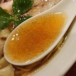 麦と麺助 - 「特製中華そば」のスープのアップ