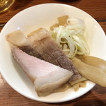 麺処ほん田 - アルコールのお通しもこの日はモモチャーシュー