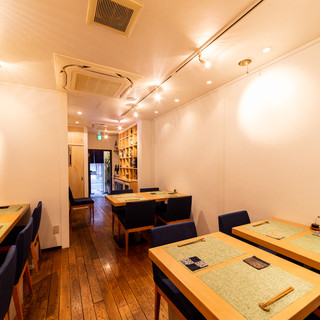 テーブル席は4名席✖️2
                                          繋げて10名までご対応いたします