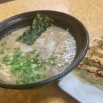 ラーメンセンター 筑紫野本店 - とんこつラーメンはシンプルがいい  ギョーザもウマい