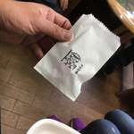 すずめ庵 - 飴ちゃんもらいました
      このスズメのキャラはスズメ丸
      右手に海老天もってます(数珠らしい…)