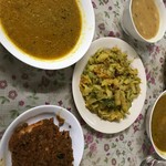 ラベヤ レストラン&スウィーツ - 左上川エビカレー、左下川エビのセミドライカレー、右上ムング豆スープ、右下ジャガイモキャベツ炒め:何の気取りもないが、おそろしく尖ってる