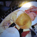 ワインとつきだしのハムの盛り合わせ