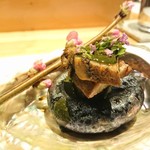 鮨　Shizuku - 炭で軽く炙った鮑ですが、これが握りです