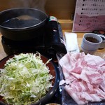 Sukiyaki shabu shabu kaiseki ryouri azuki - ｷｬﾍﾞﾂもお肉もたっぷり