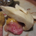 鳥茂 - 松茸、ウニと牛刺しで巻いてＵＰ２