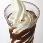 中洞牧場 ミルクカフェ - ソフト イン コーヒー。炭焼きコーヒーにソフトクリームを搾っています。