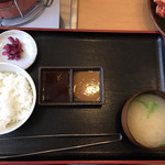 焼肉処 まるます家 - 定食セット♬︎
      ごはん2杯目以降は小･中･大
      どれでも100円♬︎