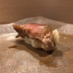 うを徳 - めじまぐろ 燻し（握り）