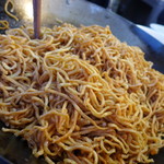 輝哥鱔魚花枝麵 - 揚げた「伊麺」を少量の湯で茹で戻して。