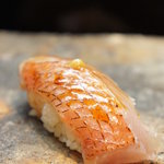 日本橋橘町　都寿司 - 金目鯛♪炙りをきかせていて、じゅっという脂感が指先から伝わってきます★（2011/4）