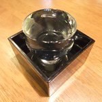 神東寿司 - なみなみと入れてくれる地酒