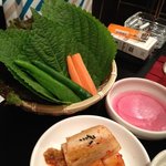 合鴨・白金豚専門店 韓国料理 板 PAN - 【板-PAN】胡麻の葉とレタスに包んでいただきます