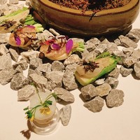 AZUR et MASA UEKI - 丁寧な仕事の数々。カワハギの肝和えやイカが美味しかったです。緑のものはフグの煮こごり。