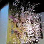 全席個室居酒屋 桜坂 - お店の入り口には名前の桜坂の通りに桜のオブジェが飾ってあります。 