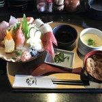 肉と魚とめん料理が充実している店 なにがし - はみでる海鮮丼御膳