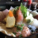 肉と魚とめん料理が充実している店 なにがし - 海鮮丼　大盛