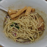 煮干し中華そば 一剣 - スープに良く絡ませるとさらに美味しい