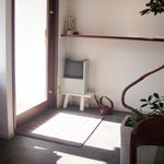 パティスリーグラム - カフェスペース。中央に見えるのは子供用椅子