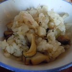 鴨鶴 - さざえ釜飯を茶碗に取り分け