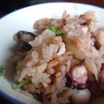 鴨鶴 - たこ釜飯を茶碗に取り分け