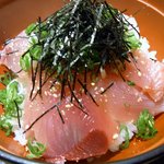 魚匠 梶 - これは、久々のヒットですね。 ご飯はふっくらと炊けており、噛みごたえもバッチリです。 旨味もあり、美味しく頂けましたよ。 大満足の海鮮丼でした。 人気の海鮮丼っていうのも納得ですね。