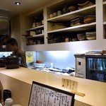 魚匠 梶 - 店内の雰囲気です。 入口から入ると直ぐにカウンター席になっています。 入口から入って右側のカウンター席に座りました。 カウンターの前は調理場になっています。 カウンターの右奥は、テーブル席になっていま