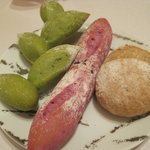 ル・シズィエム・サンス・ドゥ・オエノン レストラン - パンも美味しい。緑はほうれん草、赤は紅芋？のパン