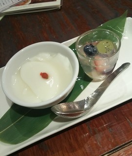 HONG KONG SWEETS 果香 - デザートの杏仁豆腐と九龍