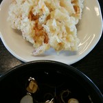 伊勢そば - このかき揚げ。どうしてここまで固くなるのか不思議。タマネギが甘くて美味しいのです。