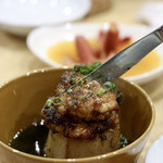 波へい - 鱈の白子にナイフを入れて