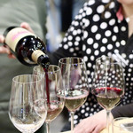 波へい - オーナーソムリエールが注いでくれます