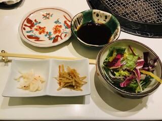 nikunotakumishoutaian - ライスとお吸い物の他にサラダとお惣菜２種