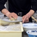 そばの店 ひらま - 親父さんの手揉み